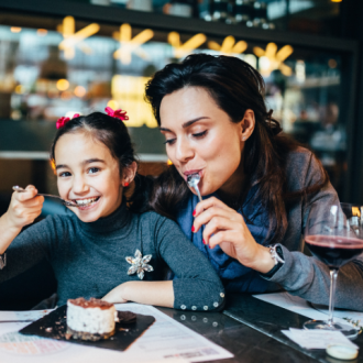 Sur cette photo on apercoit une maman et sa fille qui prennent un gouter à Peyragudes